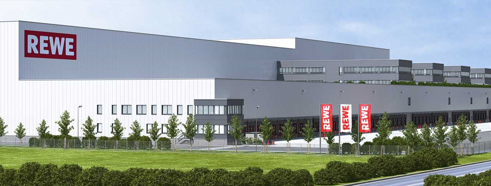NOVIA: Projekt RED24 HUZ Zentralstandort Nord der REWE Group GmbH in Henstedt-Ulzburg (Außenansicht Logistikimmobilie mit REWE-Logo)