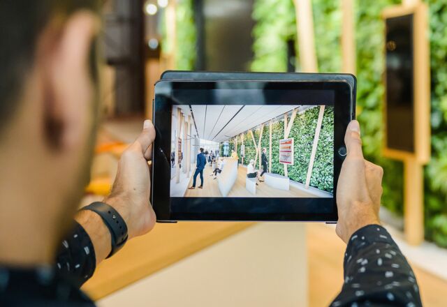 NOVIA GmbH Consulting und Baumanagement - Detailaufnahme: Projektleiter gleicht digitale Planung mit Realtität auf Baustelle ab. Ipad im Fokus.