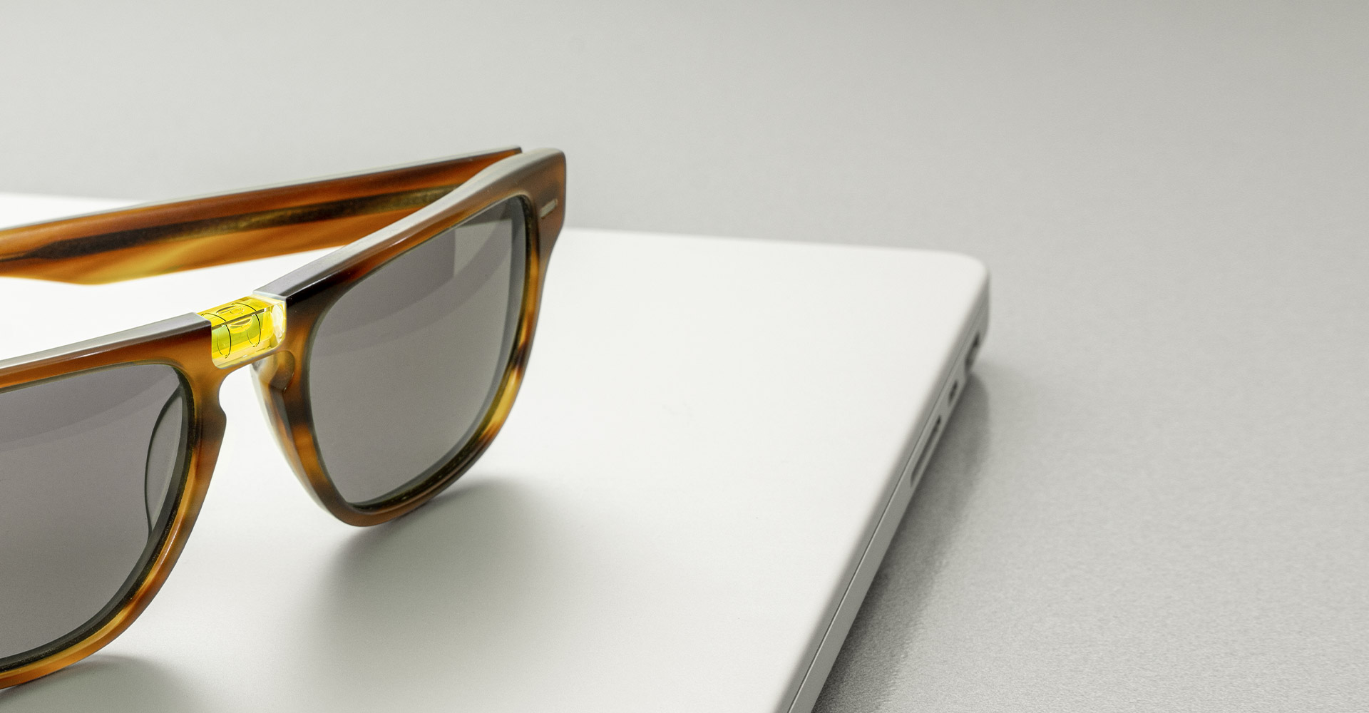 NOVIA-Artwork zum Leistungen: Sonnenbrille mit ausgewogener Wasserwaage im Nasensteg