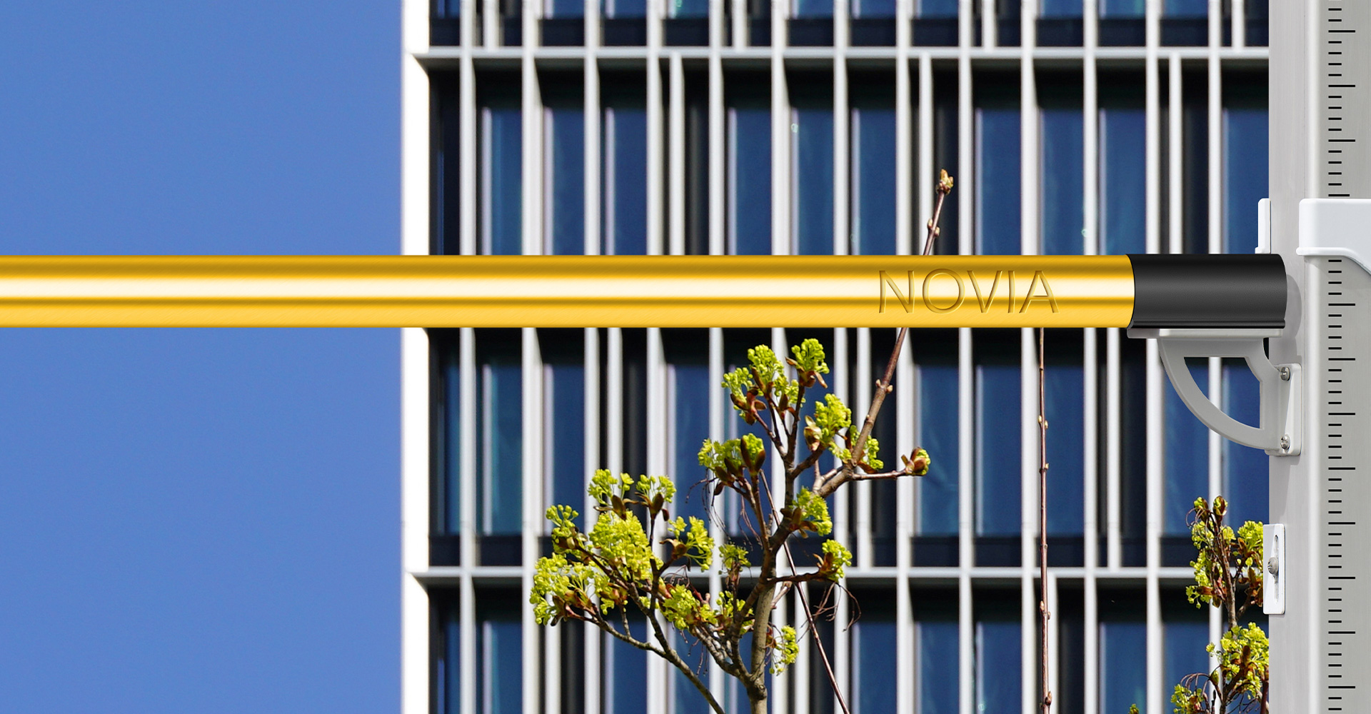 NOVIA-Artwork: Goldene Messlatte mit eingraviertem NOVIA-Logo Immobilie im Hintergrund setzt Standards für Projekte hoch