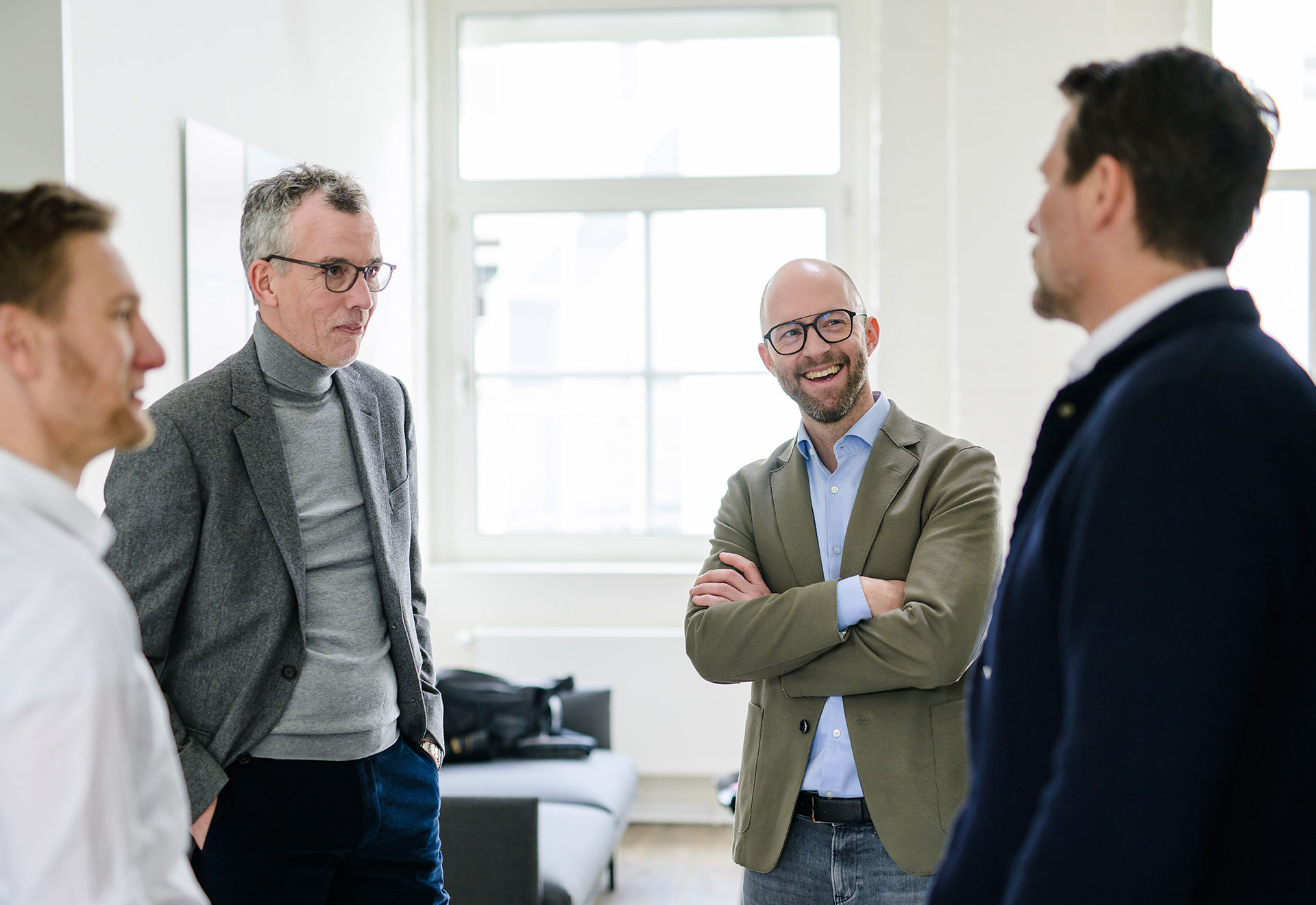 NOVIA GmbH Consulting und Baumanagement - Momentaufnahme Gespräch der Geschäftsführung: Spaß bei der Arbeit.