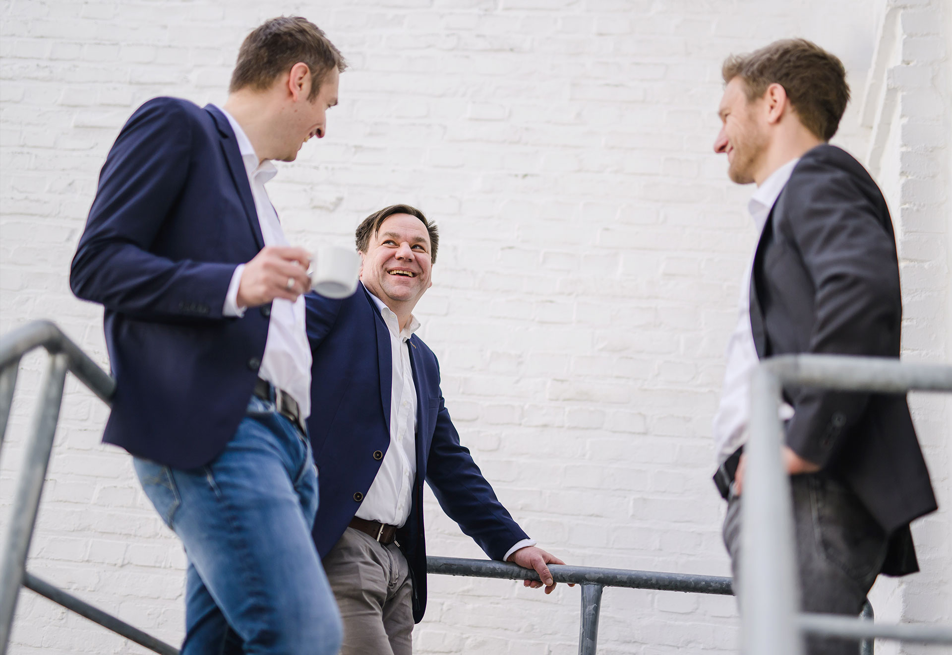 NOVIA GmbH Consulting und Baumanagement - Momentaufnahme Gespräch der Geschäftsführung draußen: Spaß bei der Arbeit.