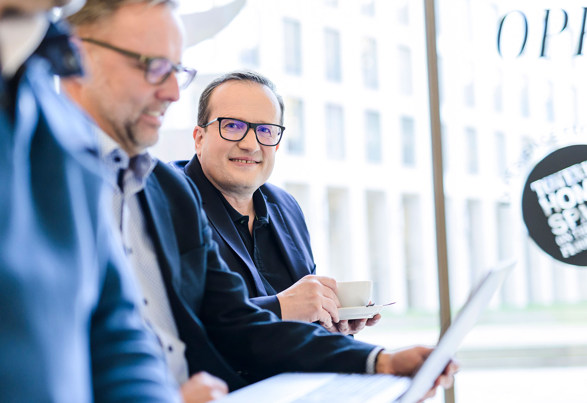 NOVIA GmbH Consulting und Baumanagement - Momentaufnahme Gespräch Projektleiter und Geschäftsführung: Erich Langer im Fokus