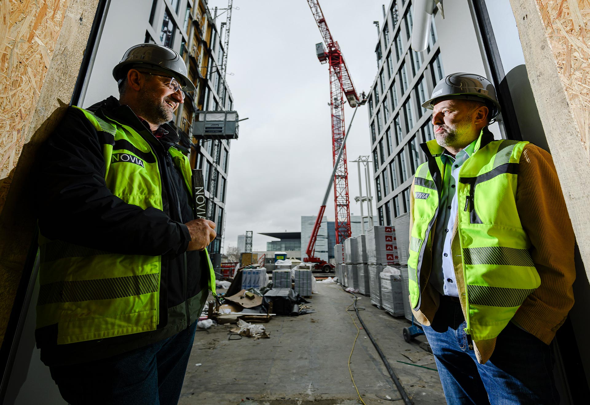 NOVIA GmbH Consulting und Baumanagement - Projektleiter besprechen sich auf Baustelle