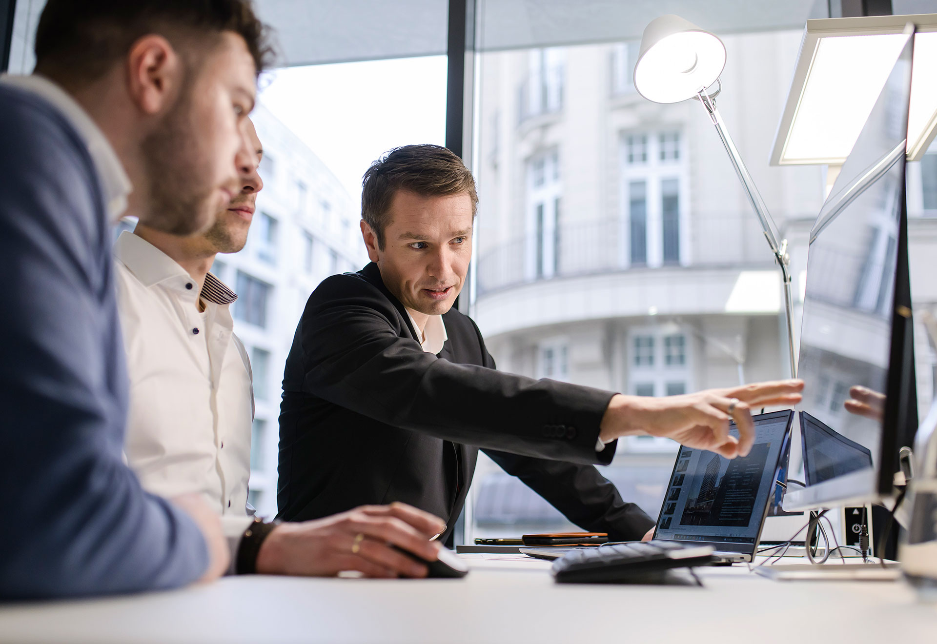 NOVIA GmbH Consulting und Baumanagement - Momentaufnahme Gespräch Projektleiter und Geschäftsführung: Sebastian Halbmair im Fokus