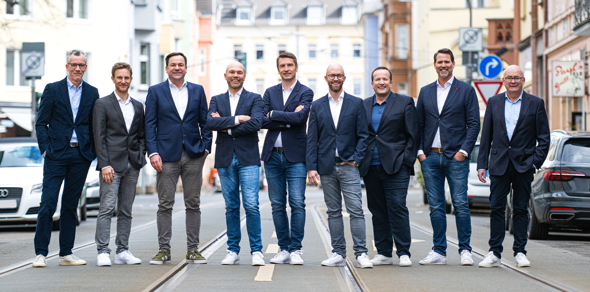 NOVIA GmbH: Geschäftsführung - Gruppenbild in urbaner Umgebung (Consulting und Baumanagement)